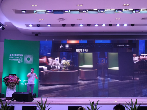 羅浮宮設計總監何曉銀展示銀河木紋產品_副本.jpg